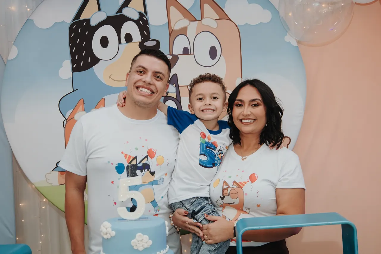 Família reunida em uma comemoração infantil