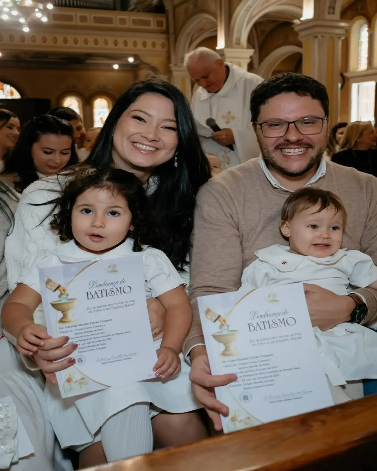 Momento delicado entre criança e família durante o batizado