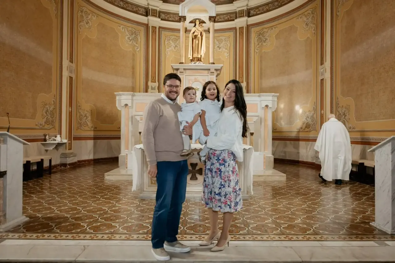 Família reunida após uma cerimônia de batismo
