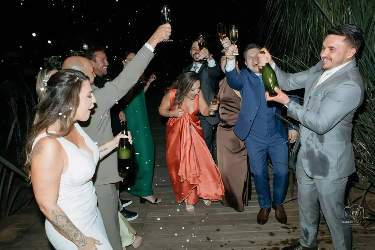 Celebração de casamento com noivos, família e convidados