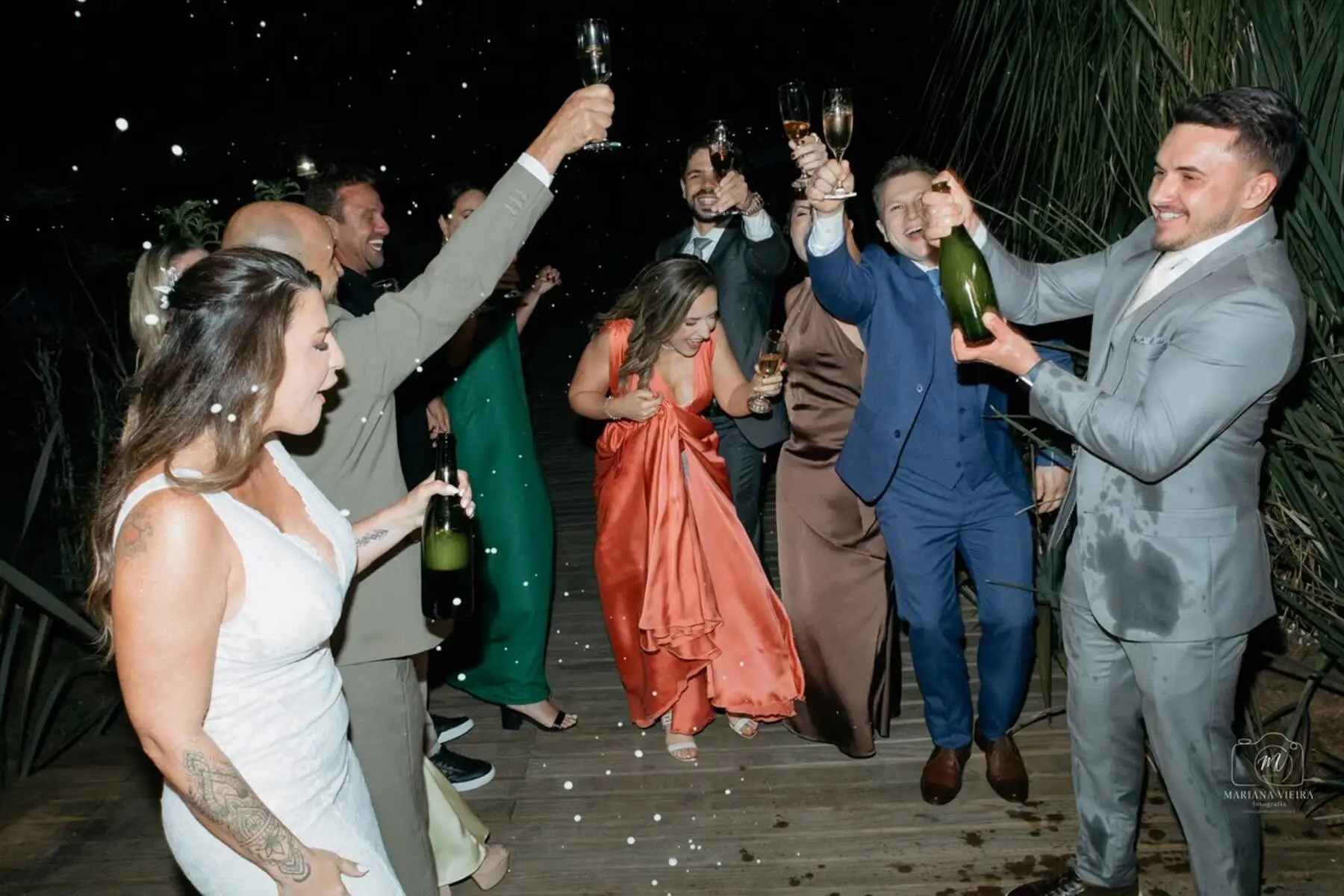 Celebração de casamento com noivos, família e convidados