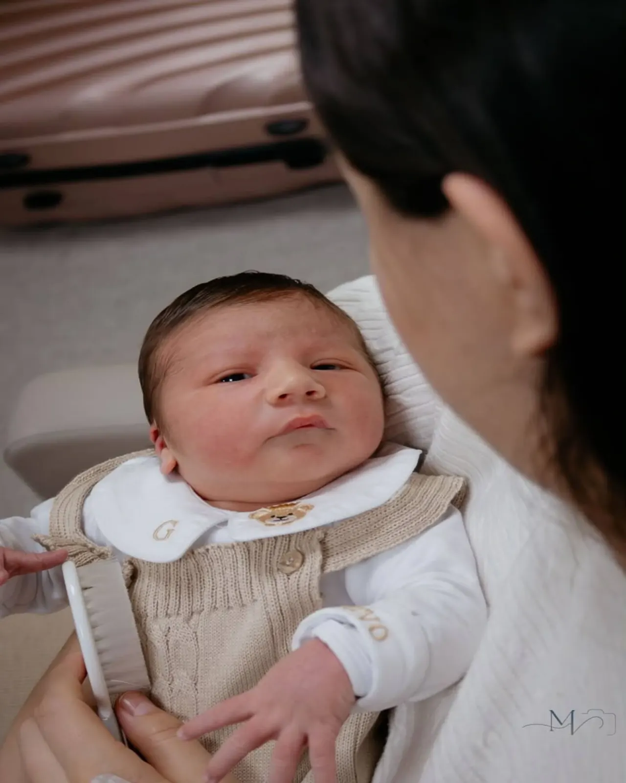 Mãe acolhendo o bebê durante um registro de nascimento