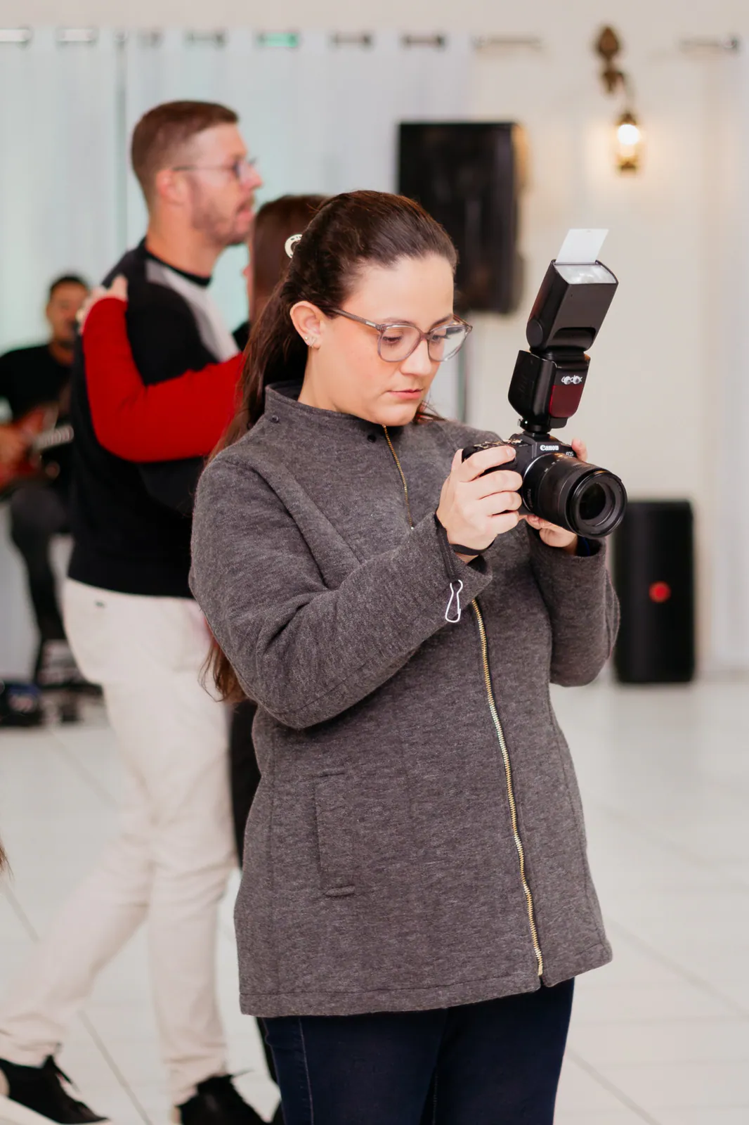 Mari Vieira fotografando pessoas e histórias reais